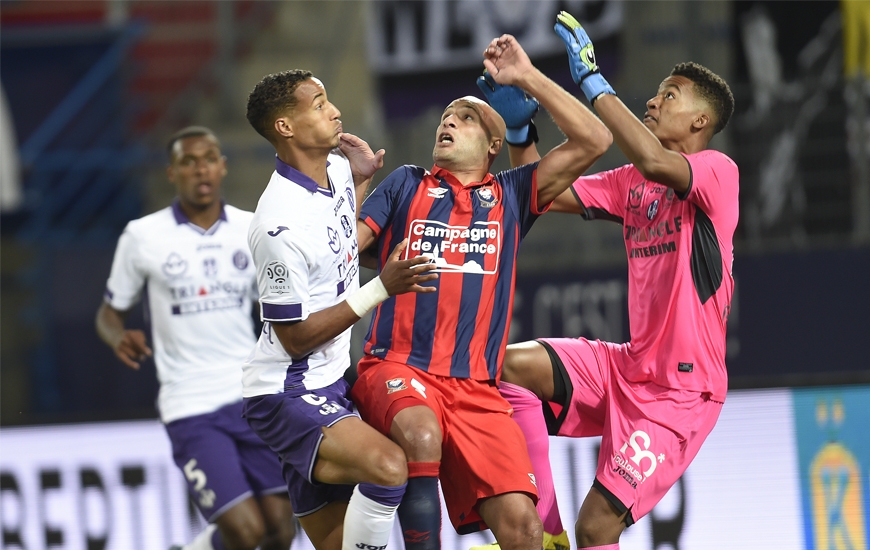 Alaeddine Yahia et les Caennais devront se sortir de la tenaille toulousaine incarnée, ici, par le défenseur Christopher Jullien et le gardien Alban Lafont.