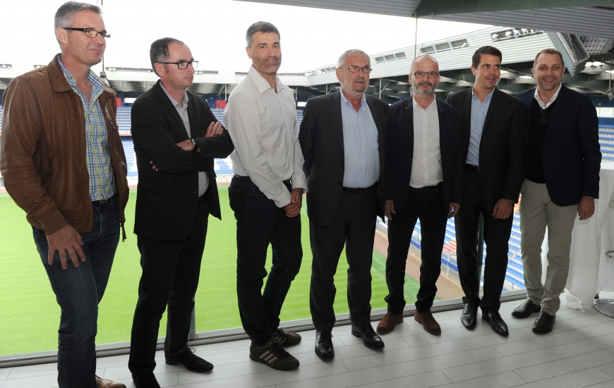 Christophe Künkel, PDG de Künkel SAS, Hugues Le Talaer, représentant du Crédit Agricole Normandie, Didier Loustaunau, représentant d'Orange, Eric Le Goff, PDG d'Alticap, et Loic Vandromme, Directeur commercial et marketing à Maisons France Confort, prennent la pose avec Jean-François Fortin et Xavier Gravelaine, respectivement président et directeur général du SM Caen, dans le stade d'Ornano.