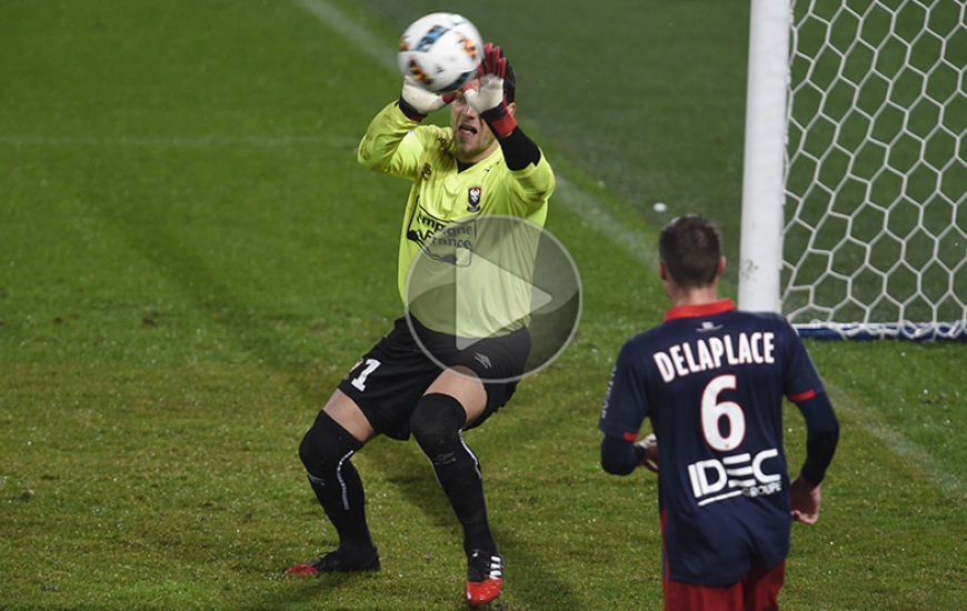 85'. Sur une reprise de volée de Lucas Tousart quasiment à bout portant, Rémy Vercoutre détourne du bout des gants le ballon sur sa transversale, préservant le succès du SMC.