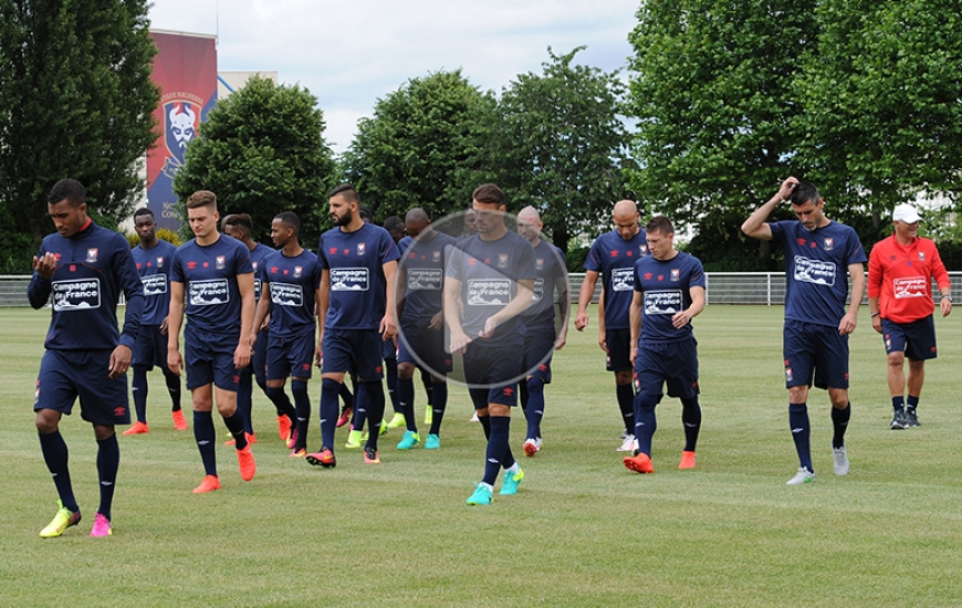 Sous le regard de Patrice Garande, les 23 joueurs présents pour cette reprise de l'entraînement ont étrenné leur nouvelle tenue de leur équipementier Umbro.