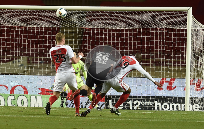 16'. Servi par Julien Féret, Ivan Santini voit sa frappe contrée par Djibril Sidibé s'écraser sur la transversale de son compatriote croate Danijel Subasic, le gardien monégasque.