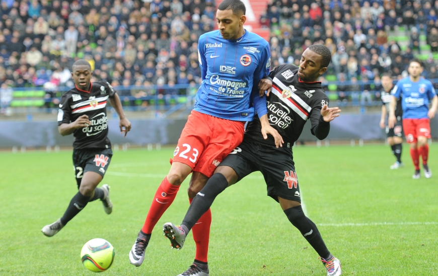 Avec le retour de blessure de Dalbert, Ricardo Pereira, ici, à la lutte avec Ronny Rodelin, pourrait rebasculer sur le flanc droit de la défense niçoise contre le Stade Malherbe.