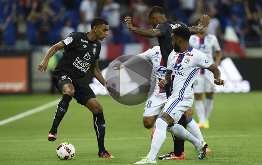 Sous le regard d'Emmanuel Imorou, Ronny Rodelin tente de conserver la ballon face au pressing lyonnais incarné, ici, par Alexandre Lacazette et Nabil Fékir.