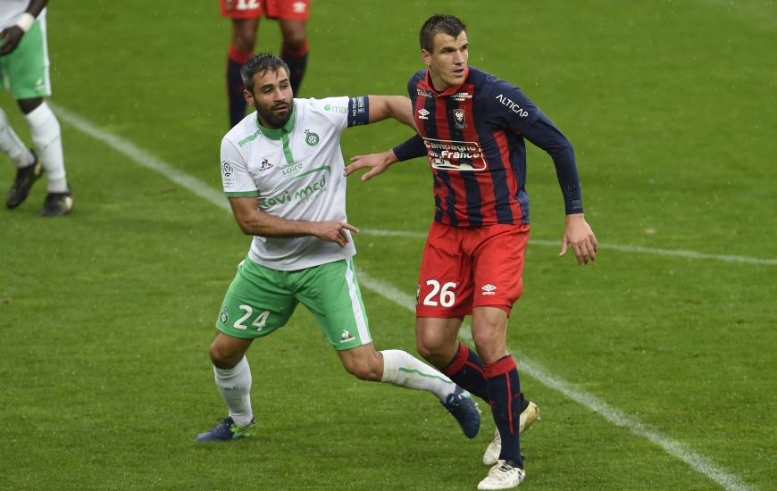 Avec le rapprochement de Ronny Rodelin à ses côtés à Nancy, Ivan Santini, ici, en duel avec le Stéphanois Loïc Perrin, est apparu moins isolé à la pointe de l'attaque.