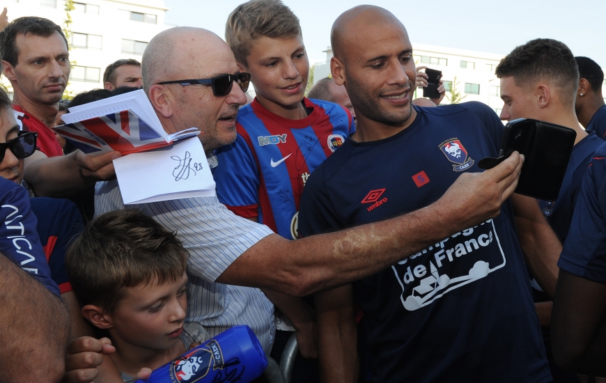 Séance de selfies avec les supporters du Stade Malherbe pour Alaeddine Yahia et ses partenaires à l'issue de la présentation de l'effectif.