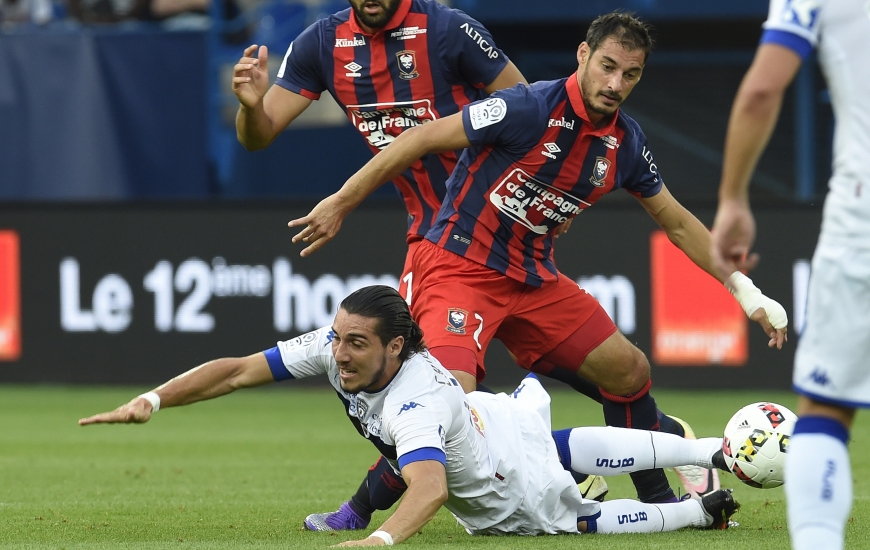 Une incertitude plane sur la présence d'Enzo Crivelli - ici, à la lutte avec Nicolas Seube au match aller - touché aux ischio-jambiers et forfait le week-end dernier.