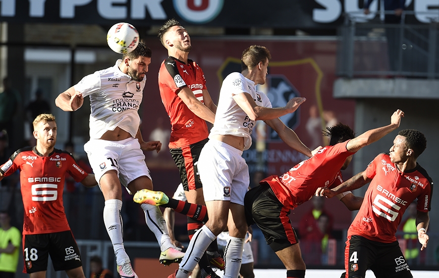 Le Stade Rennais de Ramy Bensebaini - ici, à la lutte aérienne avec Syam Ben Youssef et Ivan Santini à l'aller - n'a plus rien à craindre ni à espérer dans ce championnat depuis quelques semaines.