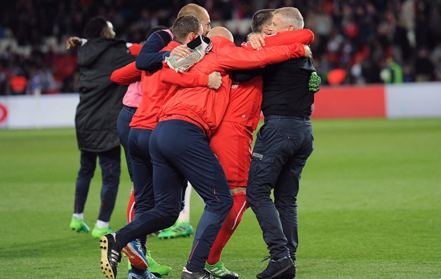 Après avoir eu la confirmation du résultat de Lorient - Bordeaux et du match nul entre les deux équipes (1-1), Patrice Garande et son staff laissent éclater leur joie sur la pelouse du Parc des Princes.