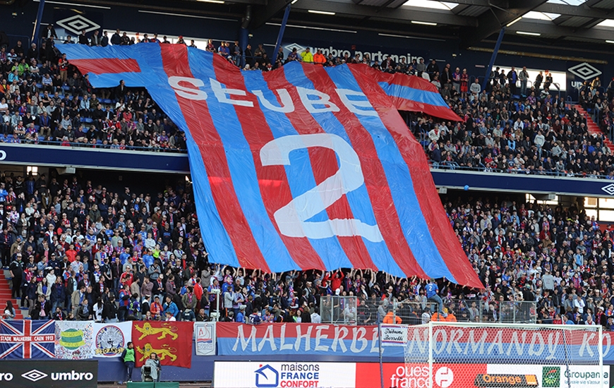 En avant-match, le MNK a déployé un maillot géant de Nicolas Seube dans la tribune Borrelli.