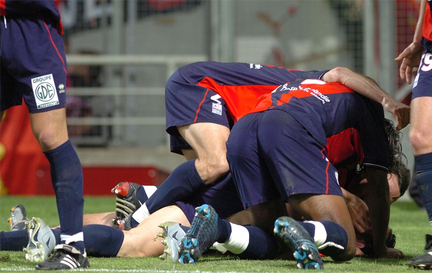 Toute la joie des Caennais en 2005 après le troisième but de Cédric Hengbart, enseveli sous ses coéquipiers, synonyme de victoire du Stade Malherbe au Stadium.