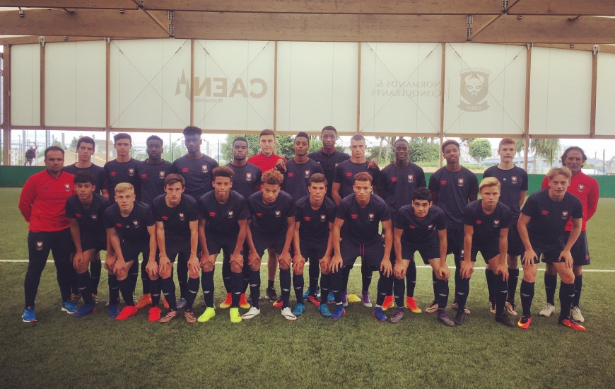 Les U19, composés en grande majorité de la génération 1999, prennent la pose avec les coaches Frank Dechaume et Jeff Péron ainsi que le préparateur physique Florent Nouvel.