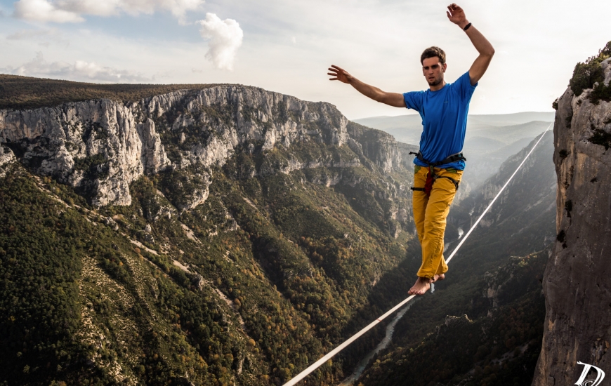 Avec une traversée d'un kilomètre à 600 mètres de hauteur, un exploit réalisé à Aiglun en avril 2016, Nathan Paulin détient le record du monde de highline