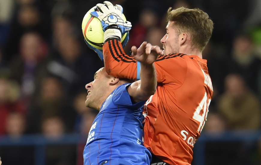 Le gardien lorientais Benjamin Lecomte, ici, dans un duel aérien avec Alaeddine Yahia la saison dernière, a été promu capitaine des Merlus.