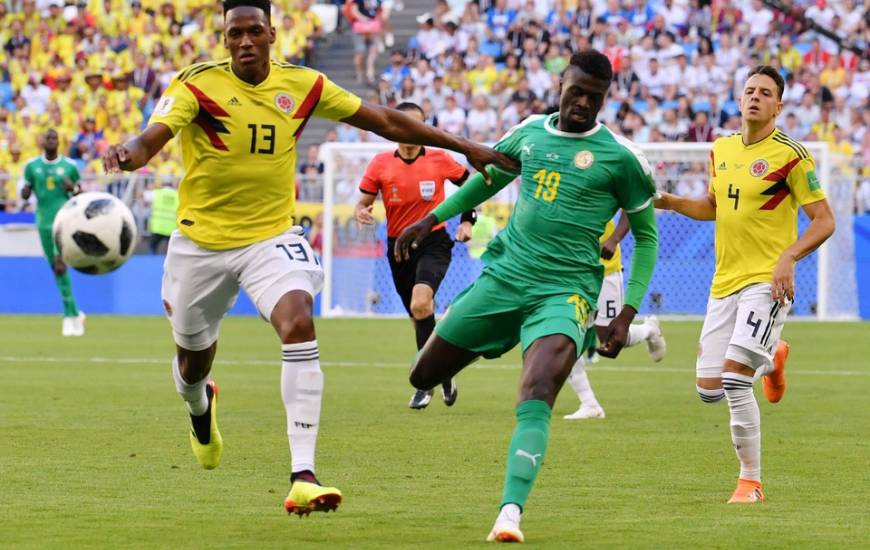 L'ancien caennais Mbaye Niang, auteur d'un but lors de sa première coupe du Monde, au duel avec le défenseur colombien Yerri Mina