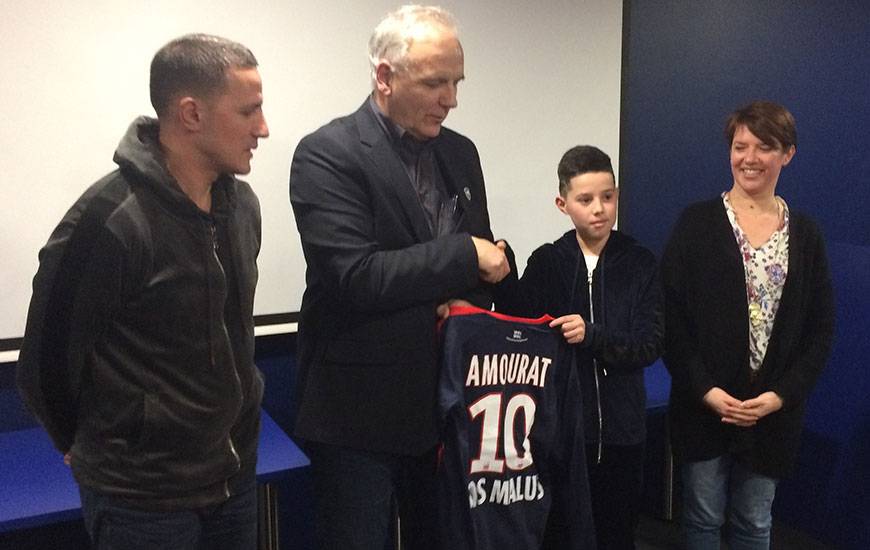 Avant de rejoindre le pôle préformation du Stade Malherbe en 2019, Adam Amourat - ici, en compagnie, entre autres, de Francis De Taddeo, le directeur du centre de formation du SMC - restera jouer en région parisienne.