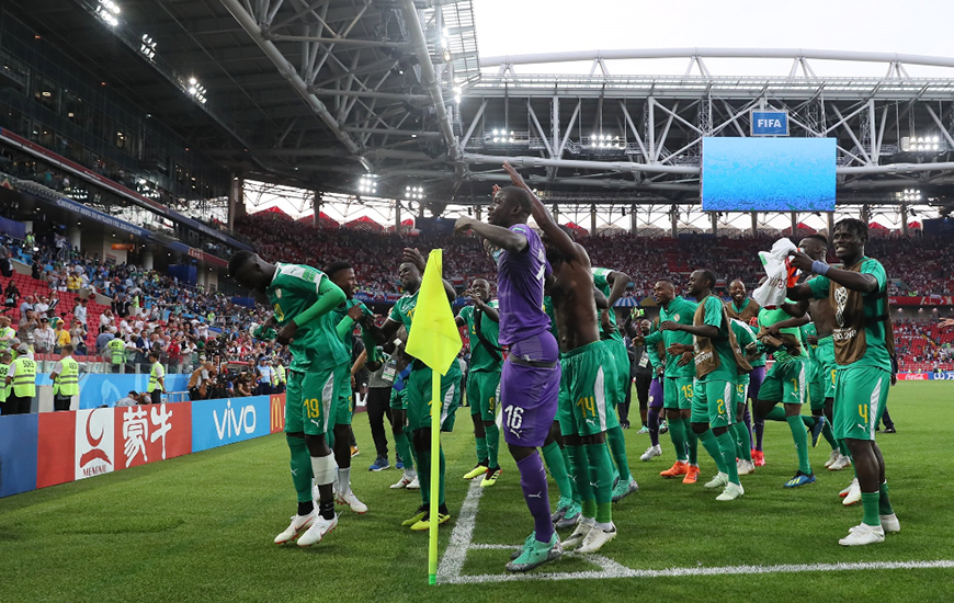 Adama Mbengue fête la victoire des Lions de la Teranga au milieu de ses coéquipiers et face au nombreux public Sénégalais