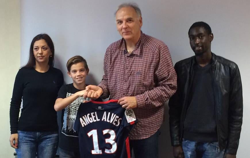 Bien qu'il soit âgé de 13 ans, Angel Afonso-Alves - ici, avec Francis De Taddeo, le directeur du centre de formation du Stade Malherbe, lors de sa signature - est destiné à évoluer avec les générations qui le précèdent.