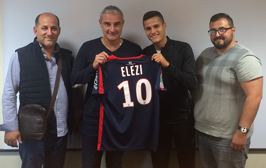 En compagnie, ici, entre autres, du directeur sportif Alain Cavéglia, Agon Elezi s'est engagé pour quatre saisons avec le centre de formation du Stade Malherbe.