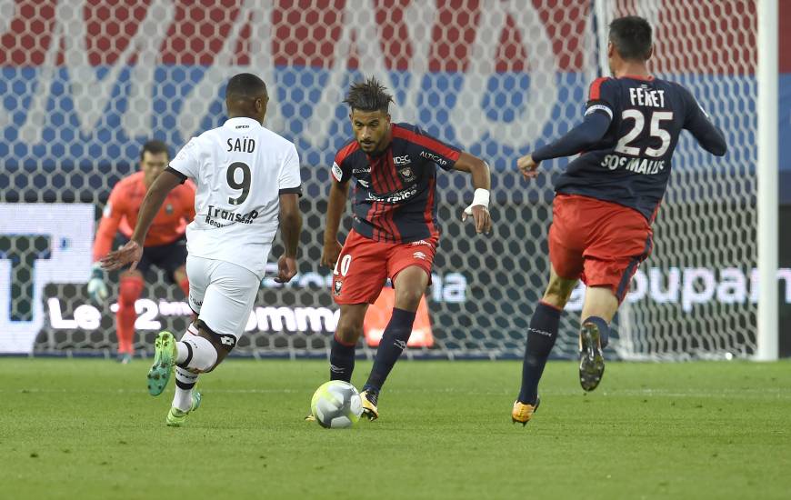 En récupérant le ballon dans le camp dijonnais, Youssef Aït Bennasser se trouve à l'origine de l'action ayant amené le penalty provoqué par Ivan Santini.