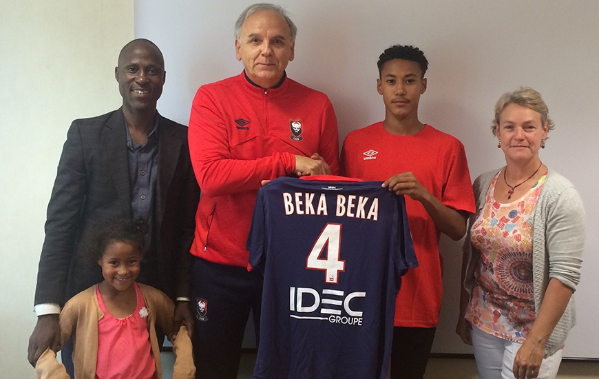 En compagnie de sa famille et de Francis De Taddeo, le directeur du centre de formation, Alexis Beka Beka a signé un contrat de deux saisons en faveur du Stade Malherbe.