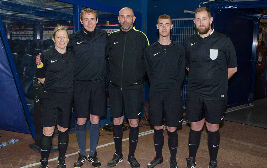 Valérie Bourel, arbitre féminine du SMC, accompagnée de Stéphane Bellenger, Emmanuel Ganne, Emmanuel Gonthier et Guillaume Cosnay lors du tournoi des partenaires de Malherbe.