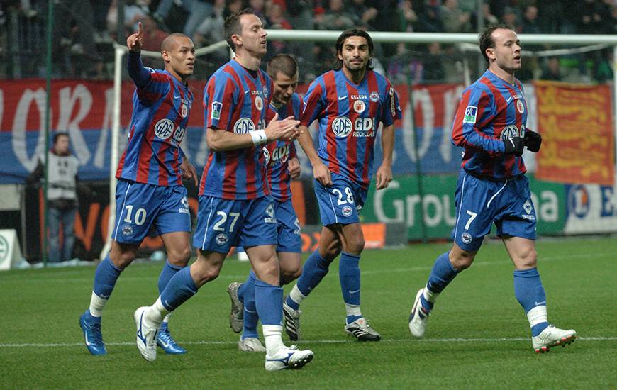 Nicolas Florentin, Sébastien Mazure, Juan Eduardo Eluchans et Anthony Deroin félicitent Yoan Gouffran, auteur de l'ouverture du score en novembre 2007. Quatre autres buts caennais suivront pour le plus large succès du SMC en L1.