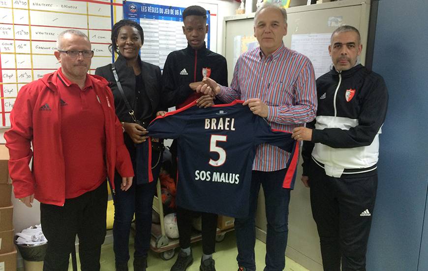 En présence de ses parents, de Francis De Taddeo, le directeur du centre de formation caennais, de Mourab Nessib et de Hassan Bourroum, respectivement président et directeur technique du COMB, Brael Douma s'est engagé pour les quatre prochaines saisons.