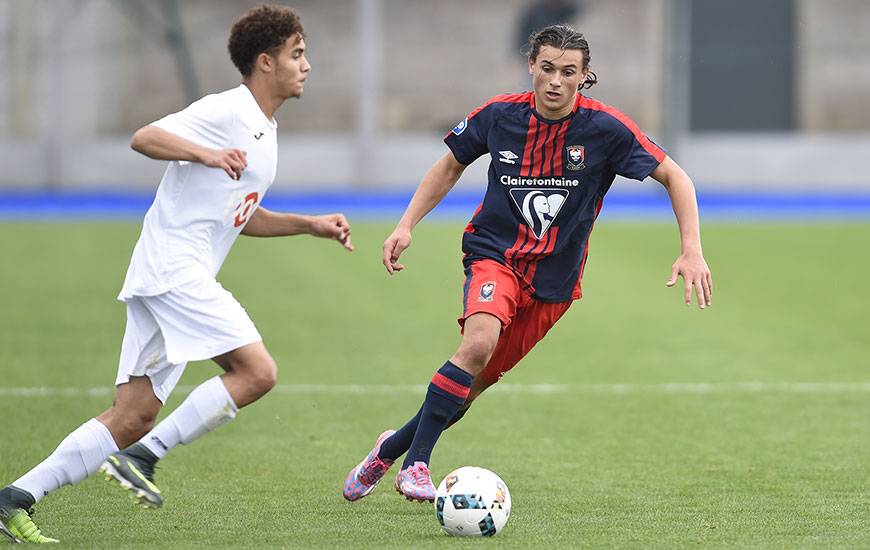 D'une frappe au premier poteau à l'angle de la surface de réparation, Mathéo Remars a offert la qualification aux U19 du Stade Malherbe. ©Photo d'archives