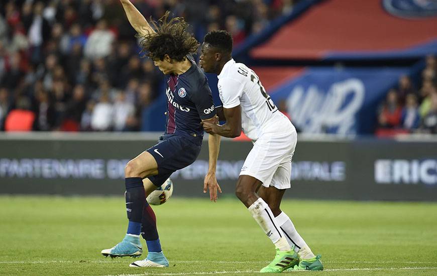 Avec 154 buts sous le maillot parisien, Edinson Cavani - ici, à la lutte avec Romain Genevois - ne se trouve plus qu'à deux longueurs du record de Zlatan Ibrahimovic.