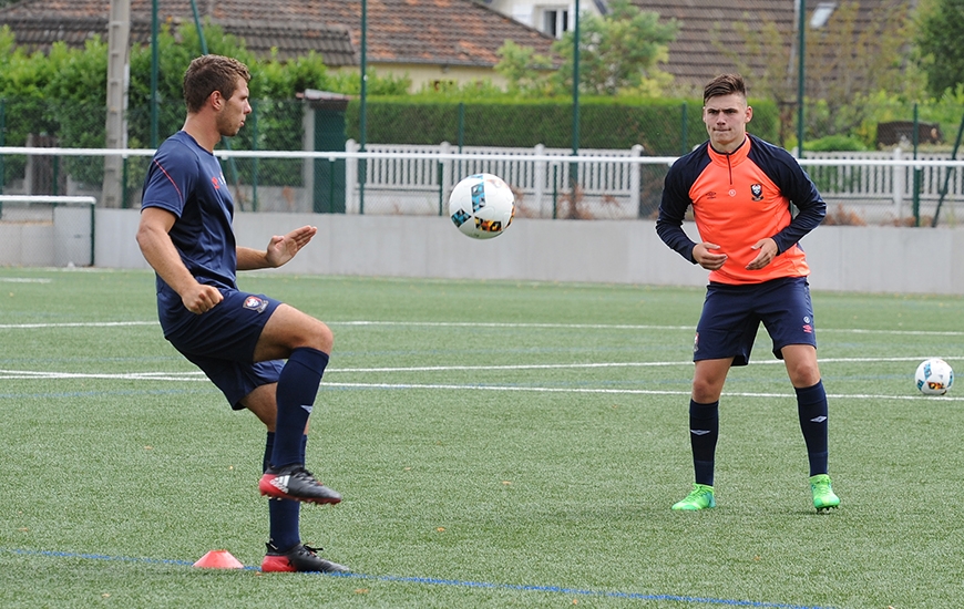 La réserve du Stade Malherbe - qui a repris l'entraînement mercredi (ici, Thomas Callens et Jessy Deminguet sur le synthétique de Venoix) - connaîtra son calendrier mardi 18 juillet.