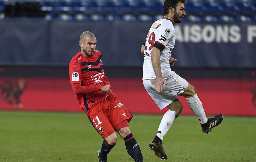 Avec le Monégasque Kamil Glik, Christophe Kerbrat - qui tente, ici, de s'interposer devant Vincent Bessat au match aller - est le seul joueur de champ à avoir disputé l'intégralité des 24 premières journées de championnat.