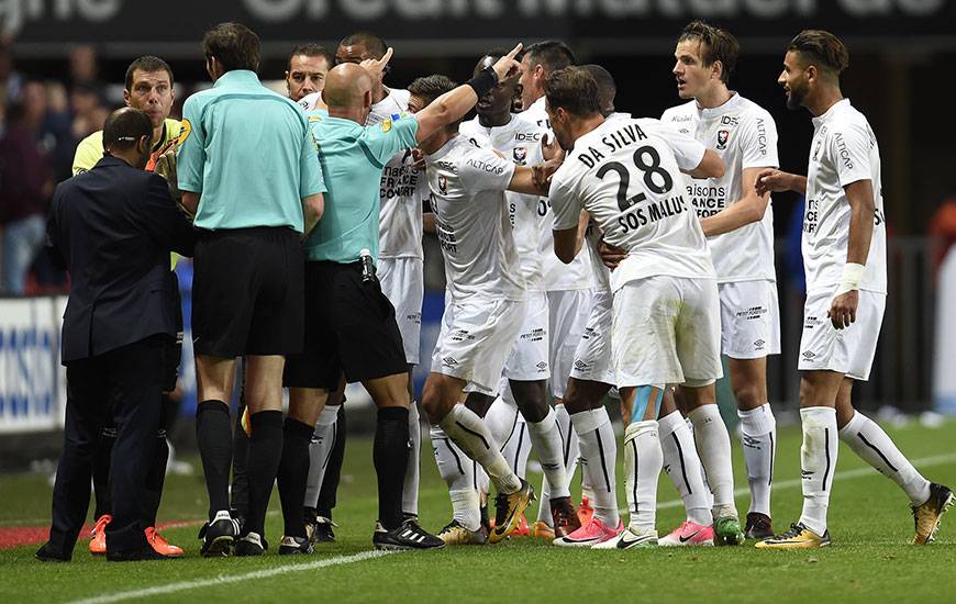 57'. Les Caennais se regroupent autour de M. Amaury Delerue dont la montre vient de vibrer pour signaler un but rennais imaginaire. Il faudra l'intervention du délégué pour que cette égalisation fantôme soit refusée.