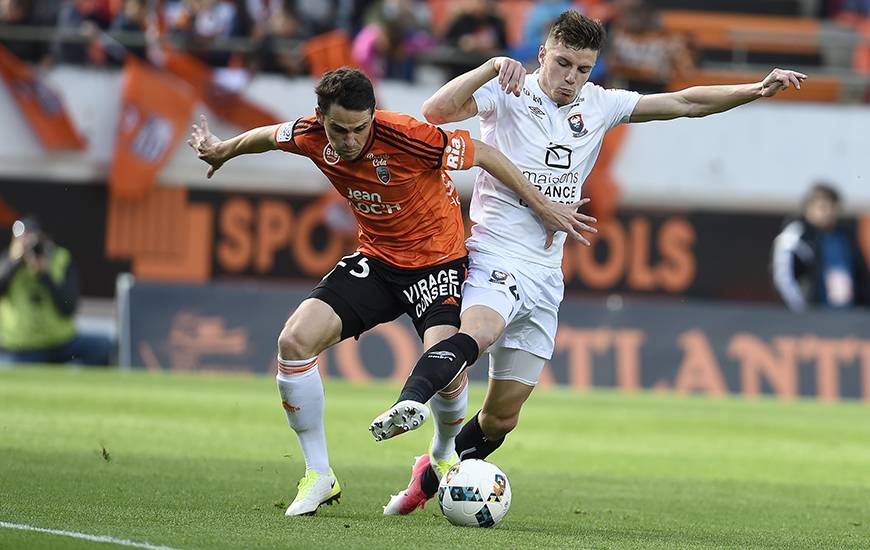 Frédéric Guilbert à la lutte avec le Lorientais Vincent Le Goff, un duel que l'on pourrait revoir au Moustoir les 24 ou 25 octobre lors des 16e de finale de la Coupe de la Ligue.