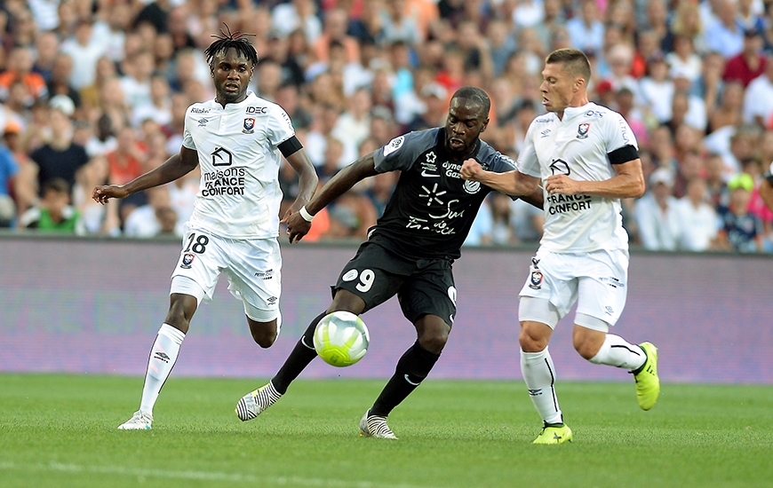 Titularisé en sentinelle devant la défense avant d'être remplacé par Stef Peeters à 20' de la fin, Durel Avounou - ici, aux côtés de Jonathan Delaplace et du Montpelliérain Jonathan Ikoné - a disputé son premier match de Ligue 1. ©MHSC