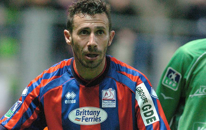 Entre 1999 et 2005, Cyrille Watier a inscrit 63 buts sous le maillot "Bleu et Rouge" devenant le meilleur goleador de l'histoire du club caennais.