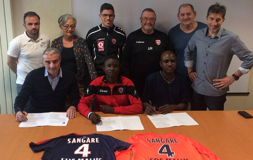 En présence, entre autres, d'Alain Cavéglia, Thierry Deslandes et Frank Dechaume, Dramane Sangaré - jeune joueur évoluant jusqu'à présent avec les U13 de La MOS - s'est engagé pour trois saisons avec le pôle préformation du Stade Malherbe.