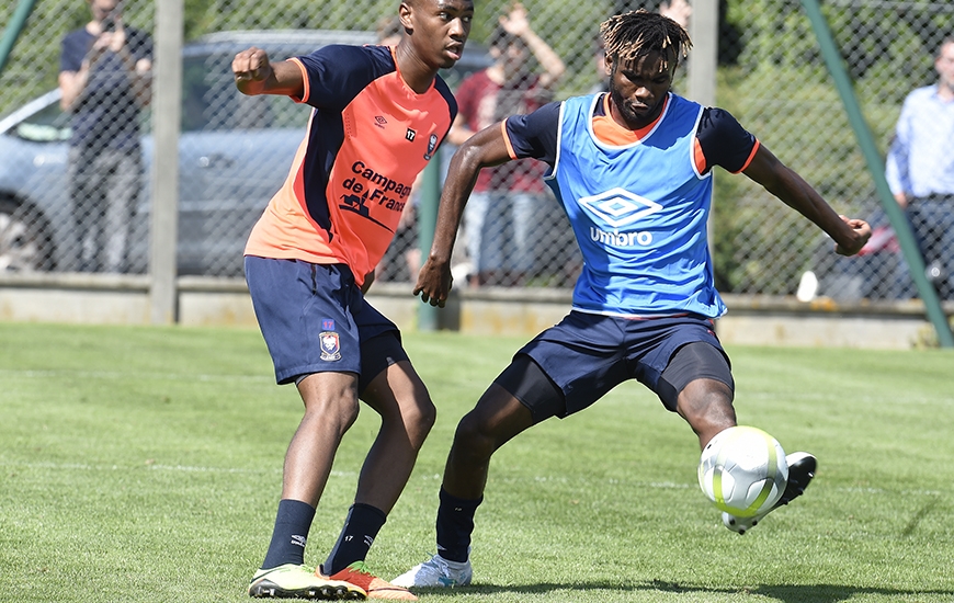 Pilier de la réserve caennaise depuis son arrivée en Normandie en janvier 2016, Durel Avounou - ici, à l'entraînement avec Jordan Nkololo - vient de parapher son premier contrat professionnel jusqu'en 2020.