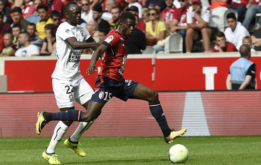 Compte tenu de l'indisponibilité de Kevin Malcuit, Edgar Ié - ici, à la lutte avec Adama Mbengue au match aller - devrait occuper le poste de latéral droit dans la défense lilloise.