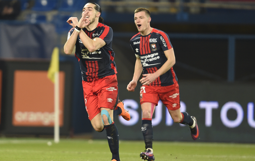 Enzo Crivelli et Frédéric Guilbert célébrant le but de l'attaquant caennais lors du match nul (2-2) face au Stade Rennais