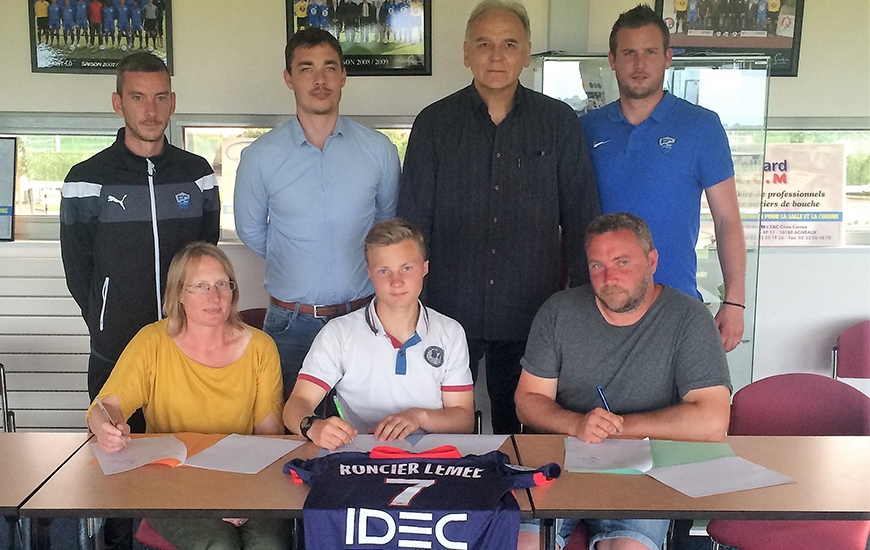 En présence, entre autres, d'Yvan Mariette, Thibault Deslandes et Nicolas Fautrat, respectivement éducateur des U15, président et entraîneur de l'équipe première du FC Saint-Lô, ainsi que de Francis De Taddeo, le directeur du centre de formation du SMC, Florent Roncier-Lemée - entouré de ses parents - a paraphé un contrat de trois ans avec le SM Caen.