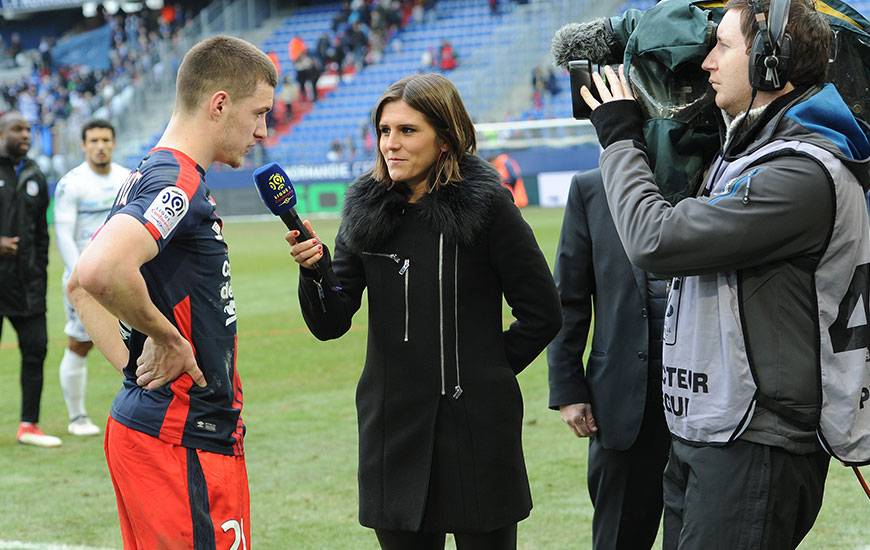 Souvent placé, jamais gagnant jusqu'à présent, Frédéric Guilbert - ici, au micro de beIN Sports après le match contre Strasbourg - a été élu joueur caennais du mois de mars par les supporters "Bleu et Rouge".