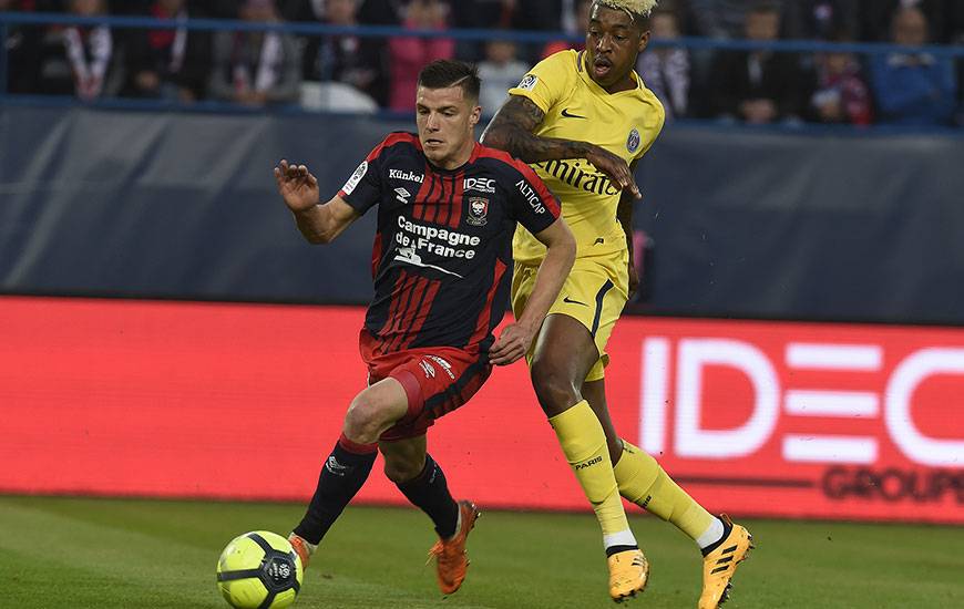 "On l'a fait par nous-mêmes. Par question de fierté, c'était aussi important", s'est félicité Frédéric Guilbert, ici pourchassé par le Parisien Presnel Kimpembe. "Tout le monde s'est bien arraché. C'est ce qu'il faut retenir."