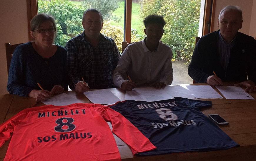 Pensionnaire du pôle espoirs de Ploufragan, Gabriel Michel - ici, avec ses parents et Francis De Taddeo, le directeur du centre de formation du SMC, lors de sa signature ce week-end - rejoindra le Stade Malherbe à partir de la saison prochaine.