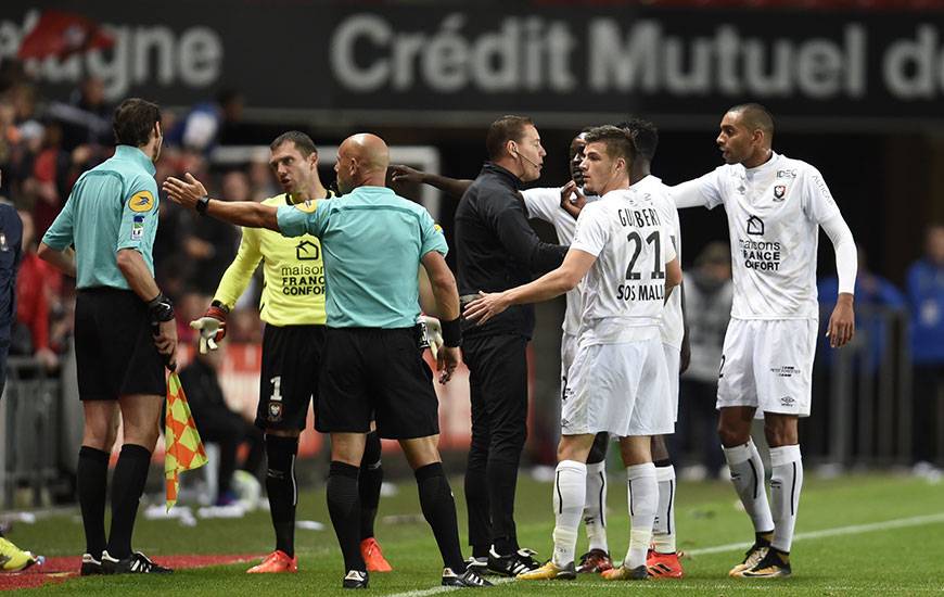 Lors de la 8e journée à Rennes, Caen avait failli être la victime d'une défaillance de la goal-line technology ; le système indiquant que le ballon avait franchi la ligne sur un corner de Wahbi Khazri alors que Rémy Vercoutre l'avait dégagé un mètre devant ses cages.