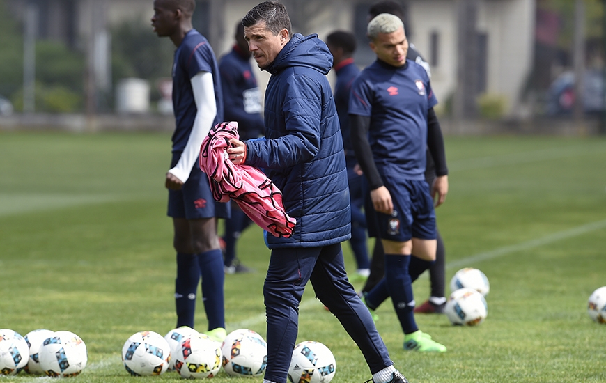 Pour préparer les jeunes à l'impact physique qui les attend chez les seniors, Grégory Proment siffle rarement les fautes comme les tirages de maillot et les bousculades à l'entraînement.