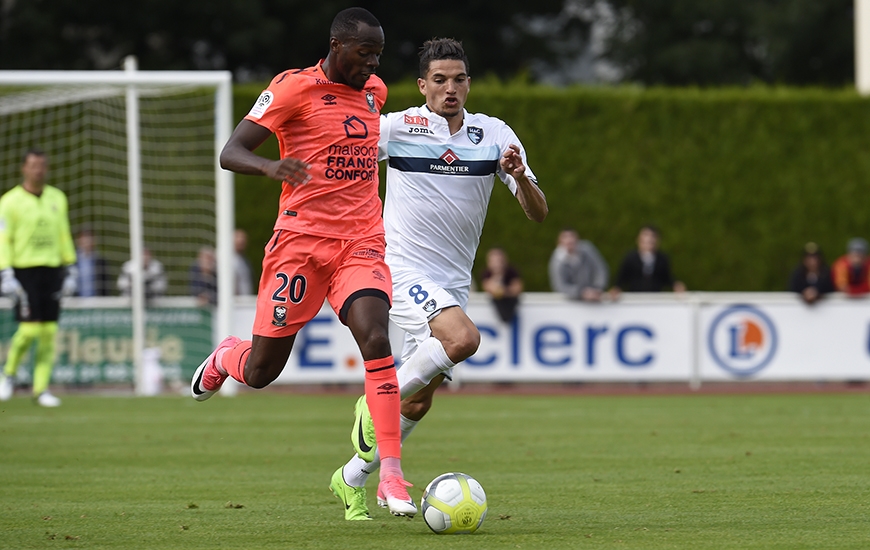 A la 41', Hervé Bazile - ici, poursuivi par le Havrais Zinédine Ferhat - a permis au SMC d'égaliser. Après un échange avec Ronny Rodelin, l'ailier franco-haïtien - à l'entrée des 16,50 mètres - a parfaitement ouvert son pied gauche.