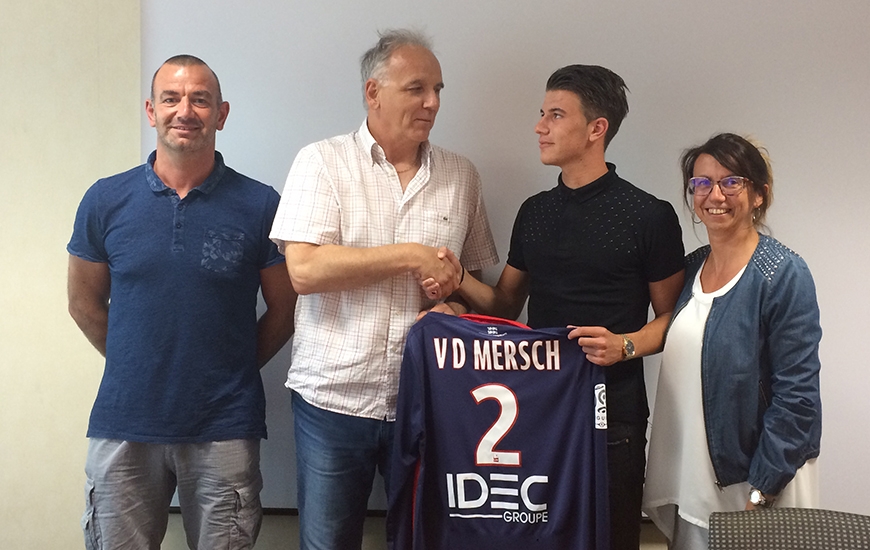 En présence de Francis De Taddeo, le directeur du centre de formation du Stade Malherbe, Hugo Vandermersch - entouré de ses parents - s'est engagé pour deux saisons avec la réserve du club normand.