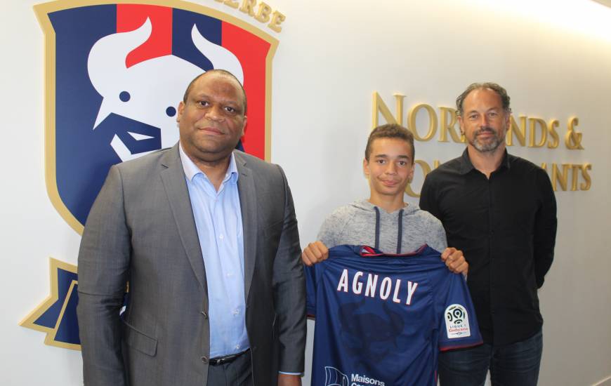 Maxence Agnoly prend la pose avec son père et Stéphane Nado après s'être engagé avec le Stade Malherbe Caen