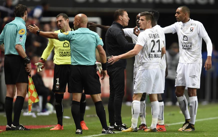 Amaury Delerue a déjà arbitré à une reprise cette saison le SMC à l'occasion du déplacement à Rennes (J8. le 30 septembre). Une rencontre marquée par l'épisode de la goal line technology qui avait signalé un but fantôme pour les Bretons.