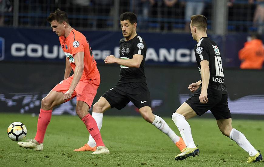 Touché au psoas et sorti à la mi-temps, Ivan Santini - ici, face aux Parisiens Yuri Berchiche et Giovanni Lo Celso - est très incertain pour le déplacement à Metz en championnat samedi.